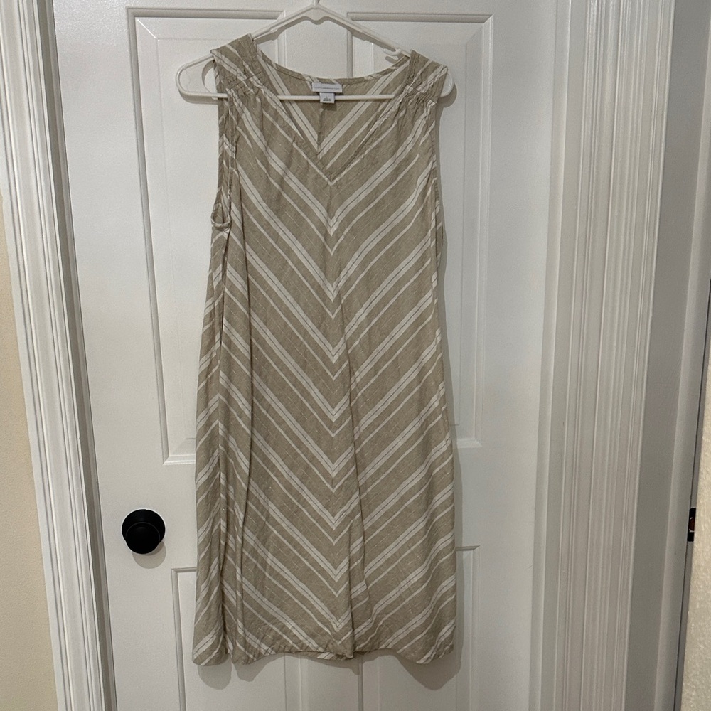 Sleeveless Chevron Stripe Shift Dress - Beige & White